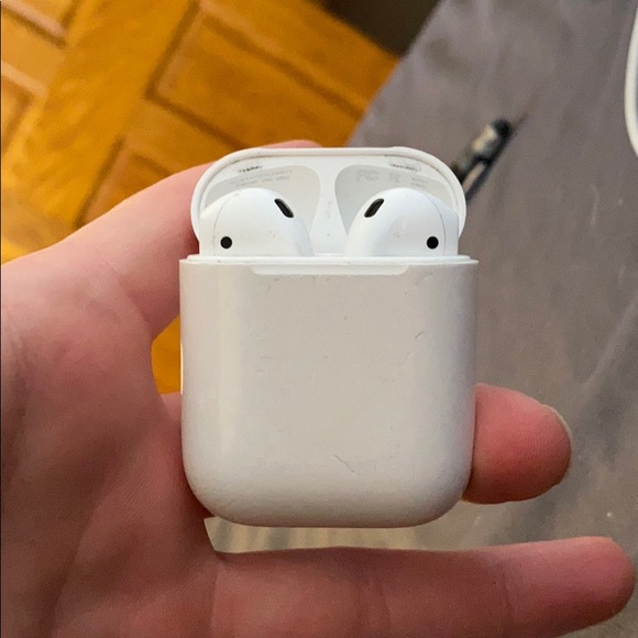 APPLE AIRPODS - Picture 1 of 3